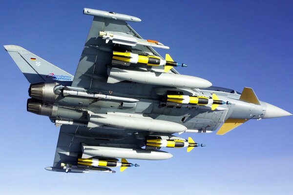 Avión de combate vuela en el cielo