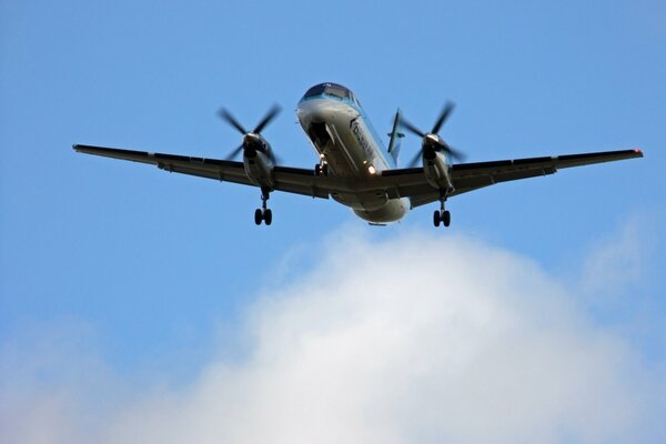 Un avión saab 2000 vuela en el cielo