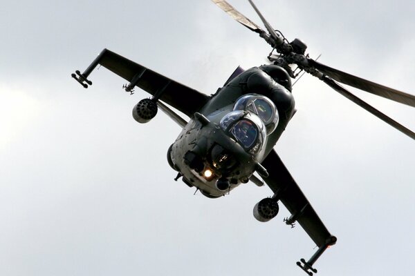 Helicóptero de transporte y combate mi - 24 en vuelo