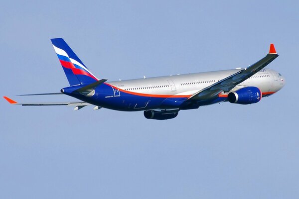 Enorme aereo della compagnia Aeroflot nel cielo blu