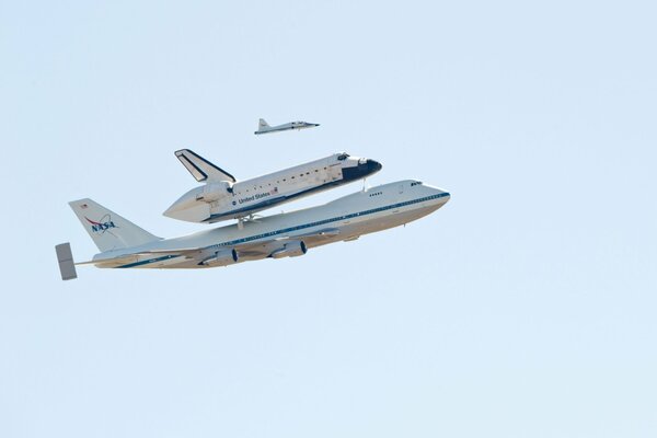 Boeing und Shuttle fliegen hoch in den Himmel