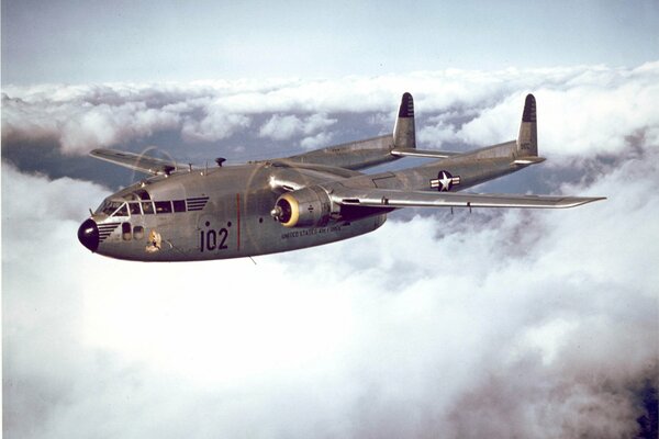 Ein Militärflugzeug fliegt in den Wolken