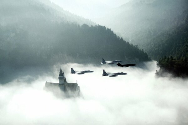 Kampfjets über dem Schloss im Nebel