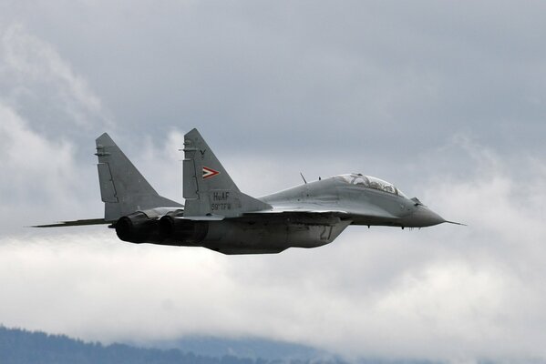 Avión de combate multipropósito MIG-29 en el cielo