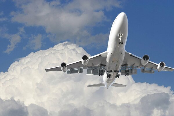 Das Flugzeug fliegt in Wolken über den Himmel