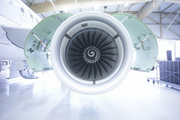 Imagen Visual de la turbina de un avión en un hangar