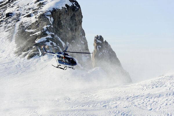 Dangerous helicopter flight with a steep slope