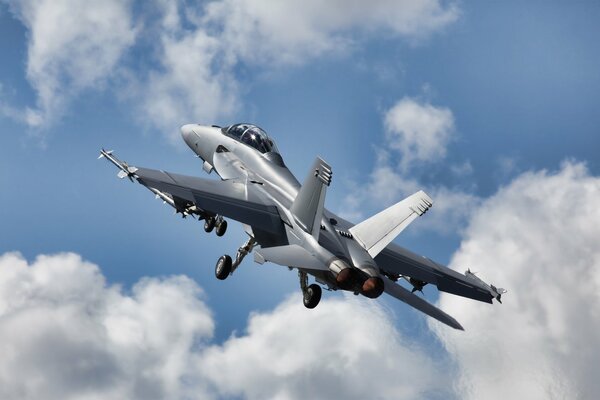 Un avion militaire qui prend de l altitude