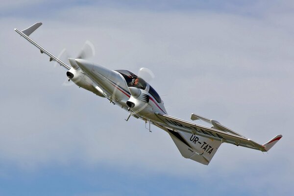 Avion gris en vol dans le ciel