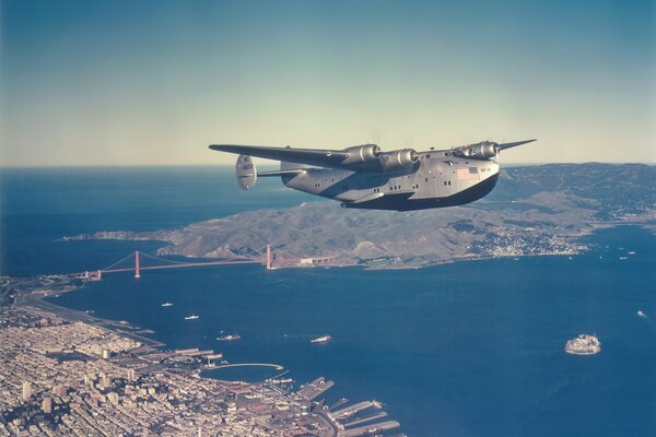 Sullo sfondo delle belle bellezze dell America non osbobo bellissimo aereo