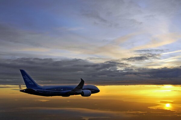 Boeing participa en pruebas de vuelo al atardecer