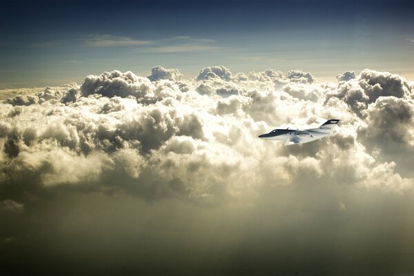 Flug eines Flugzeugs über dichten Wolken