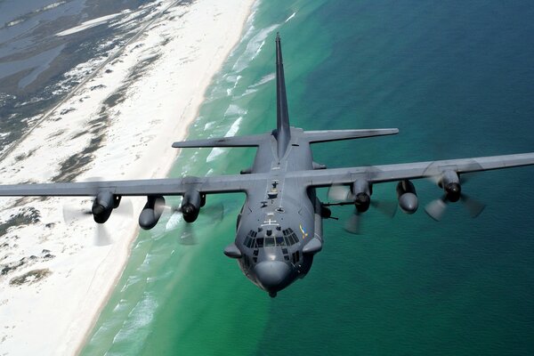 Aereo AC-130H di blackbird in volo sopra la costa della Florida