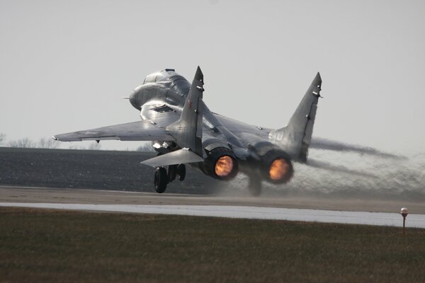 Avión de combate multipropósito MIG-29 en el despegue