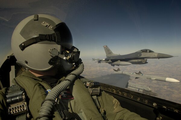 Avion militaire survole les nuages