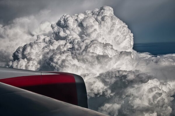 Sur fond de nuages durs, l aile de l avion est visible