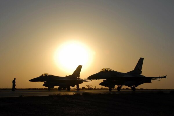 Avions de chasse sur fond de beau coucher de soleil