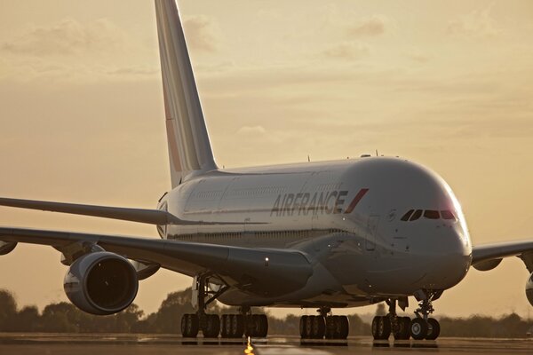 Avión de pasajeros. Puesta de sol vespertina