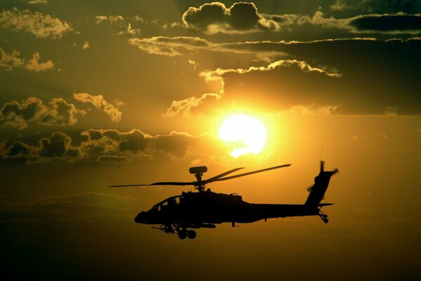 Apache-Hubschrauber im Licht der Sonne bei Sonnenuntergang