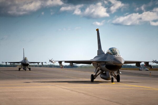 Caza f-16 en la pista