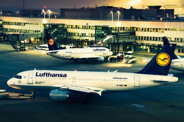 Aeroporto Lufthansa nelle luci della sera