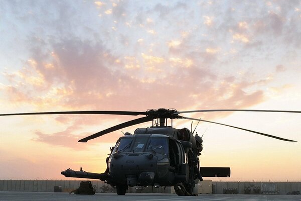 Helicóptero militar en la pista de aterrizaje