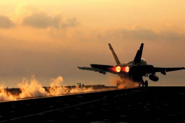 Un avion avec de la fumée et du feu décolle