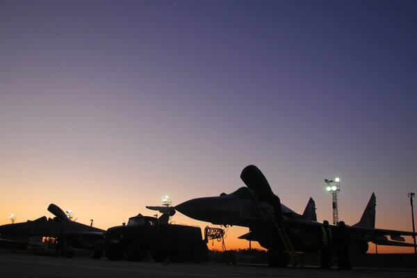 I caccia MiG-29 stanno all aeroporto al tramonto