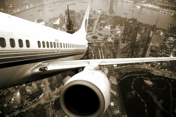 Blick auf die Stadt vom startenden Flugzeug vom Motor aus