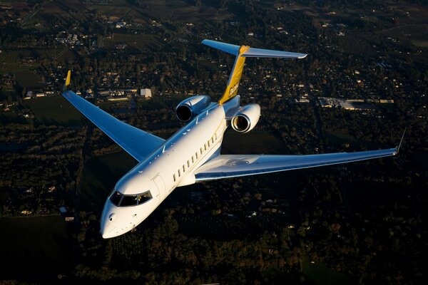 Weißes Flugzeug Bombardier bd-700-1a11 im Flug