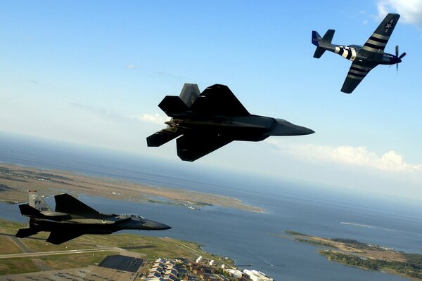 Trois avions de chasse volent dans le ciel