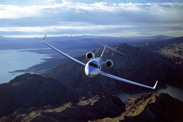 Aerospace g500 in flight over the Gulf Stream