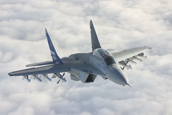 Die Mig-35 befindet sich im Luftraum