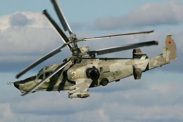 Ka-50 schwarzer Hai Tantit fliegt vor dem Hintergrund der Wolken