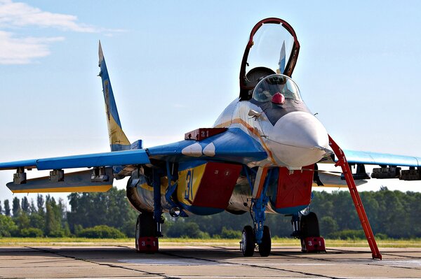 Caza MIG 29 en la pista con cabina abierta