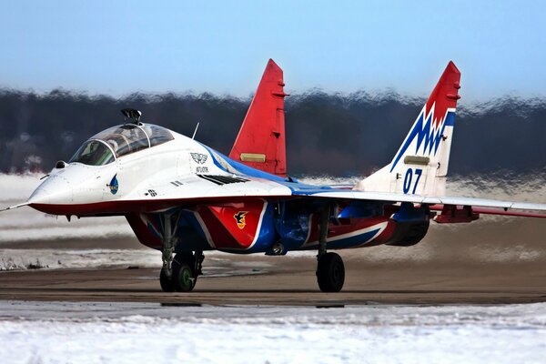 Avión de combate MIG-29ub. Equipo piloto de corte de pelo