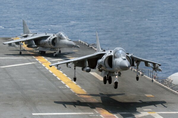 Decollo dal Ponte dei cacciabombardieri Britannici Harrier