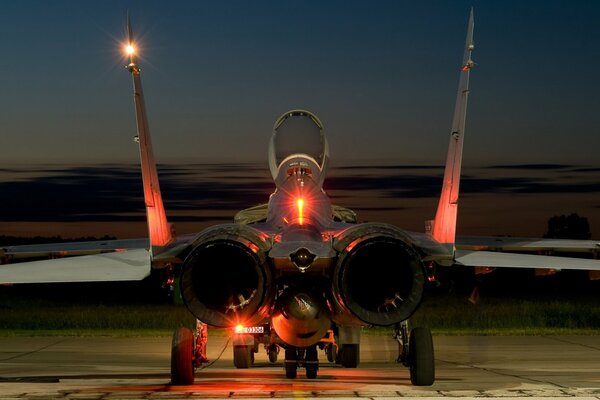 MIG-29-Kampfflugzeug bereitet sich auf den Flug vor