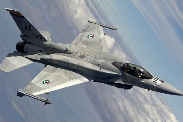 El caza estadounidense F16 Falcon vuela rápidamente