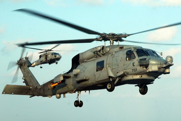 Uh -60 Black hawk multiuso in volo