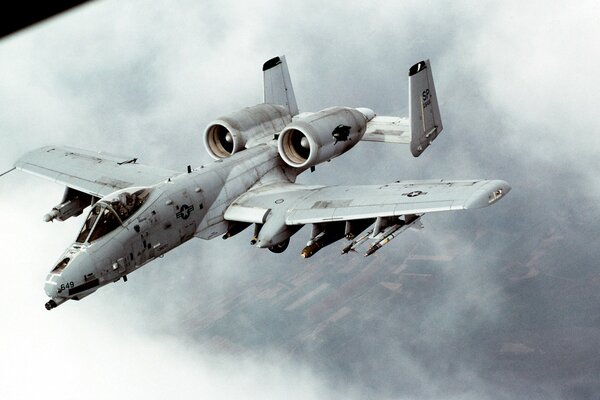 Avion d attaque américain sur fond de nuages et de ciel