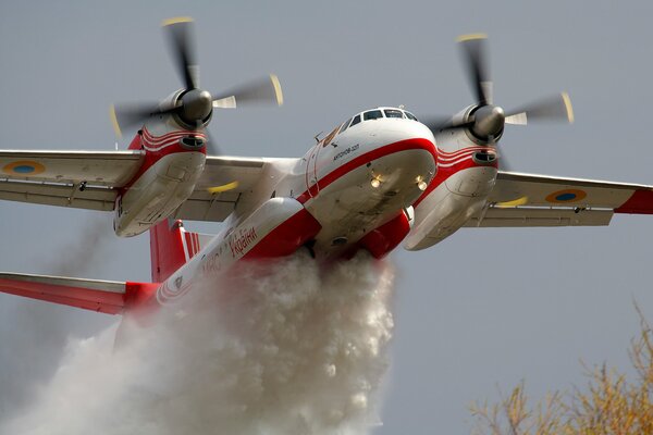 L aereo antincendio scarica l acqua