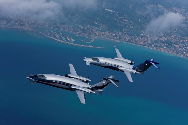 Aviones volando en el cielo sobre el mar