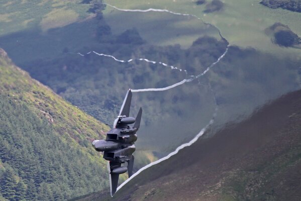 Aviation, avion F 15 tournant dans les airs