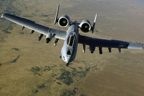 Aviation militaire au-dessus de la terre grise