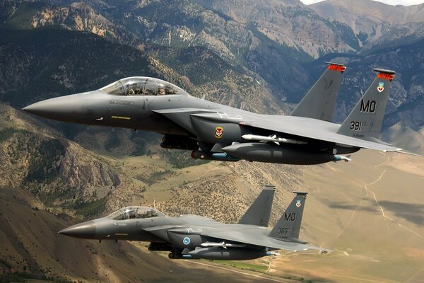 Dos aviones de combate vuelan entre las montañas