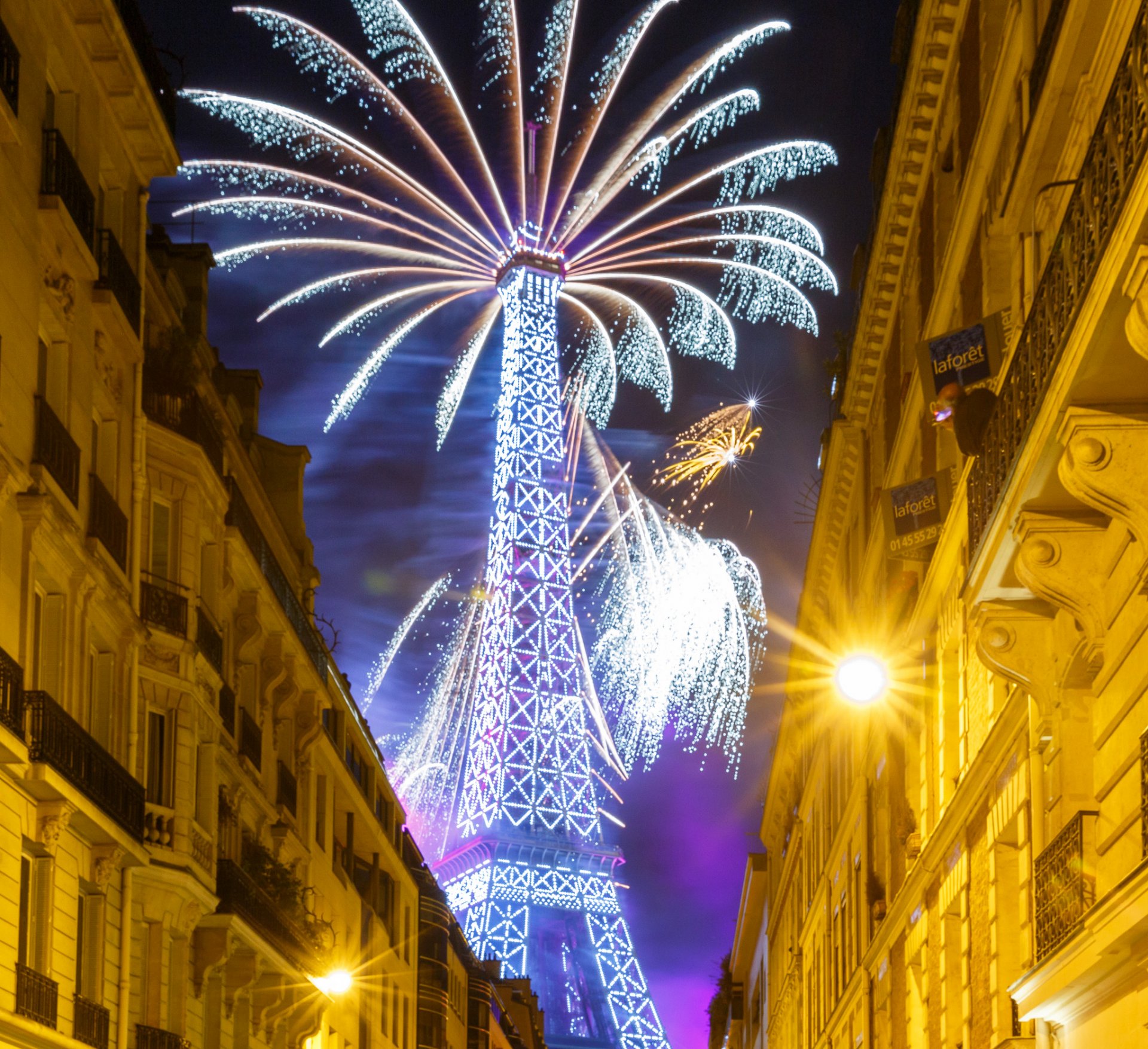 jour de la prise de la bastille paris france 14 juillet 2015 salut feux d artifice tour maisons rue