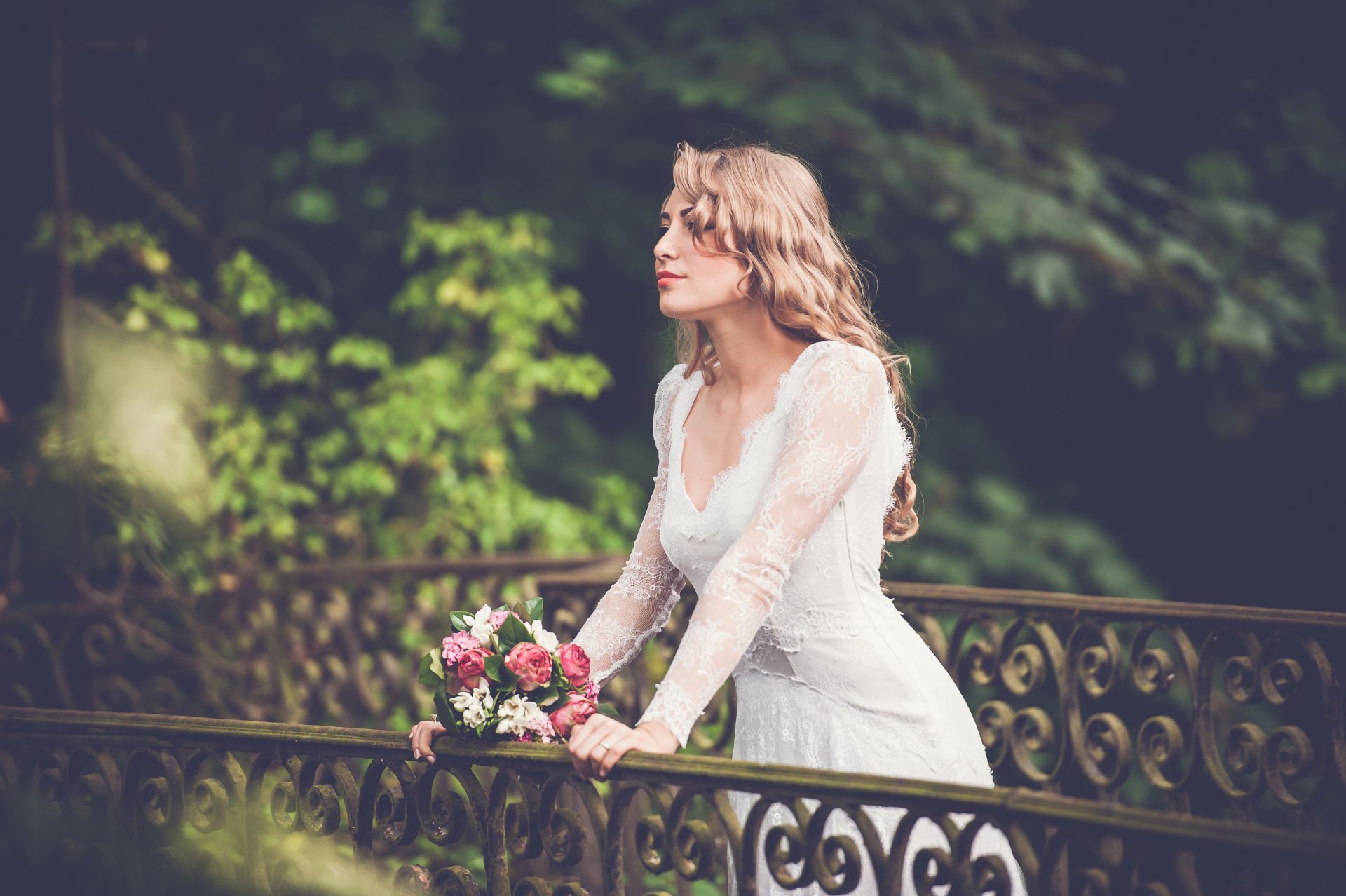 mädchen braut blumenstrauß weißes kleid