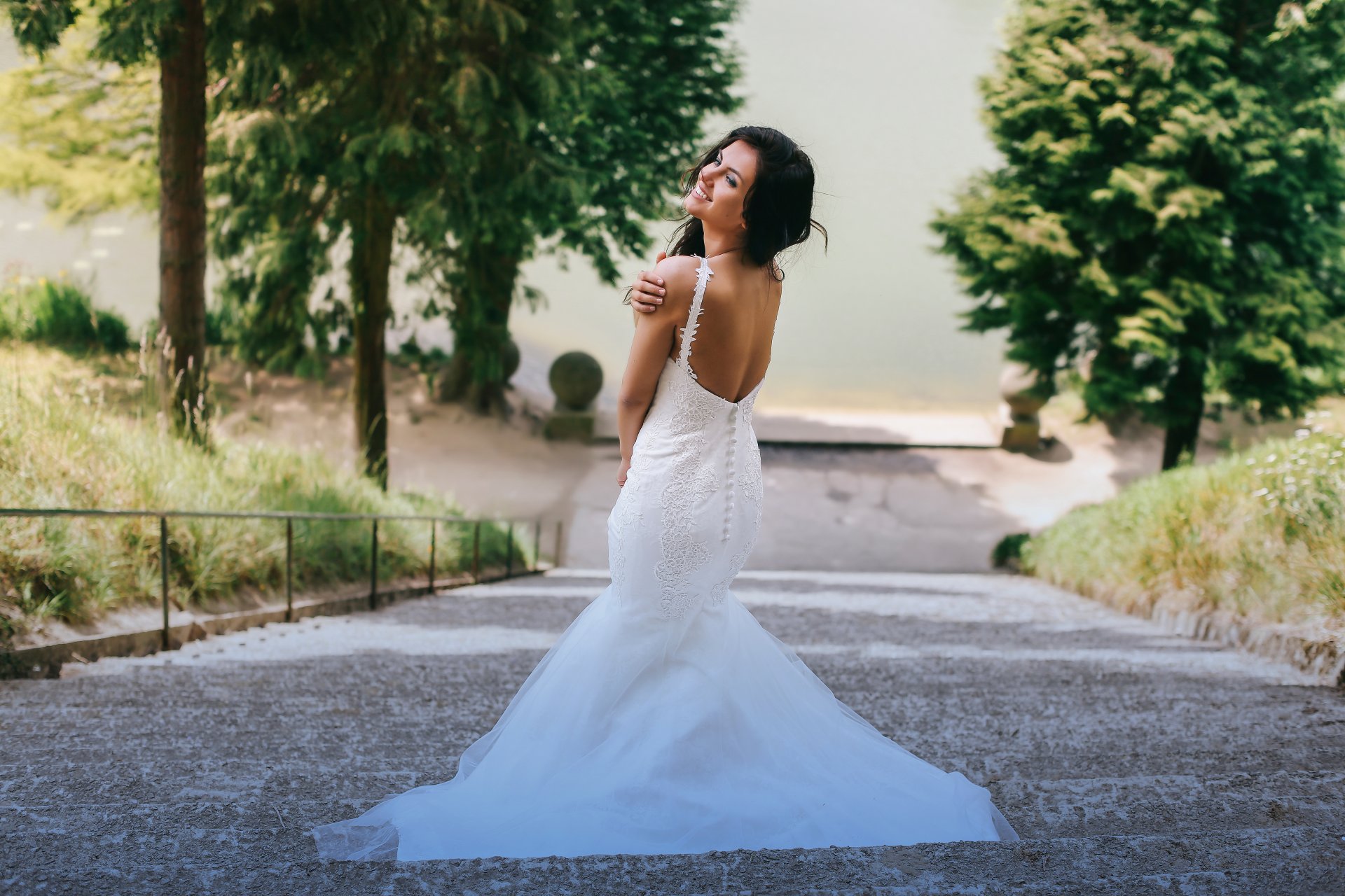 fille mariée robe dos joie rire