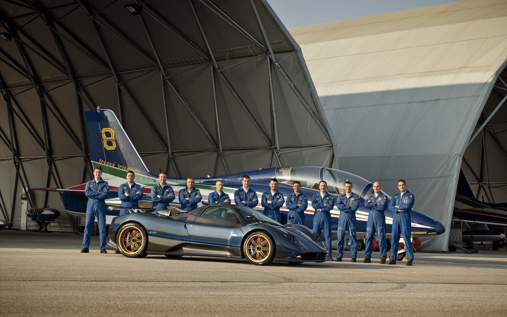 hangar avion pagani zonda pilotes